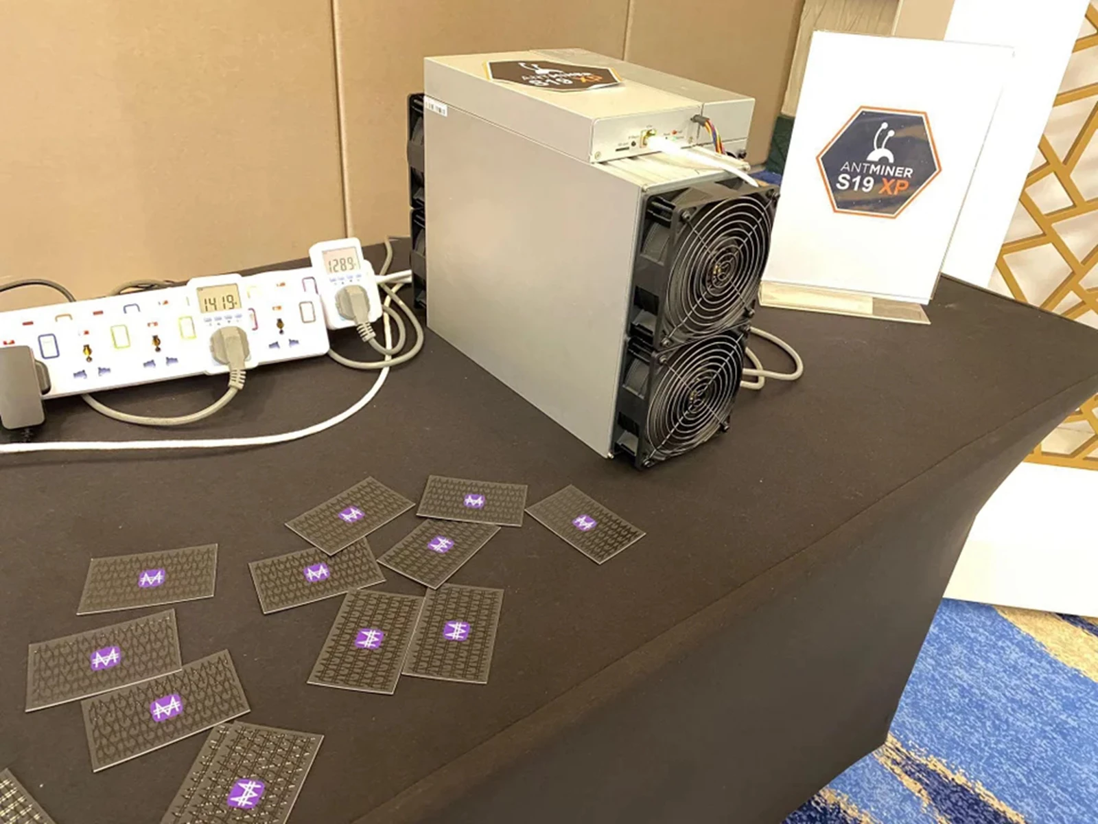 アントマイナーS19シリーズの最高のhashrateのSHA-256アルゴリズムをマイニングマシンAntminer S19 XP 141Th/s の販売開始